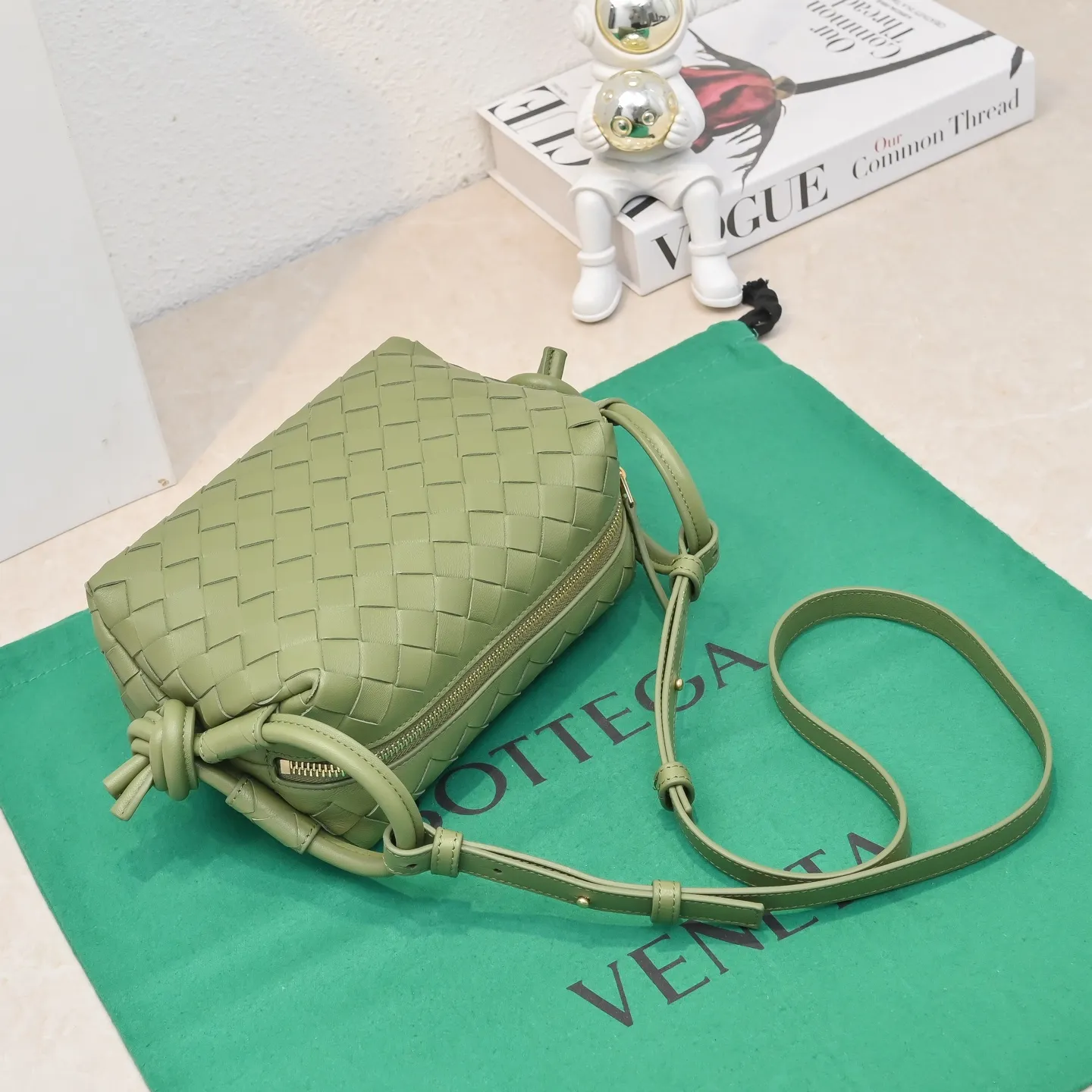 Batch 1360 BOTTEGA VENETA new loop is here! ! Many girls who like BV have owned the Loop bag. It has a simple appearance, classic weaving, and a compact and lightweight bag shape. This innovation continues the "camera bag" shape. Unlike the traditional Loop bag, which can only be worn as a crossbody bag, this innovation It can be carried by hand or cross-body, satisfying both the concave shape and daily needs. The oversized buckle can be folded and used as a handle. The sultry heat in summer ☀️ usually reduces people's desires. Having a lightweight bag will greatly enhance the happiness of traveling🫧 Style number: 6615 Size: 19*12*9cm